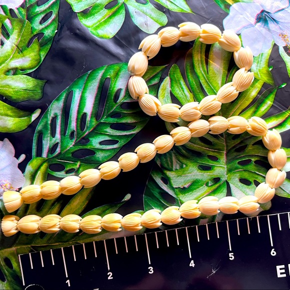 Vintage 🏝Bovine Carved Pikake Lei Hawaiian necklace - Picture 8 of 10